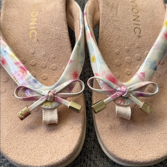 VIONIC Multicolored Flowers Thong Flip Flop Orthaheel Technology Sandals Size: 7 - Picture 4 of 12